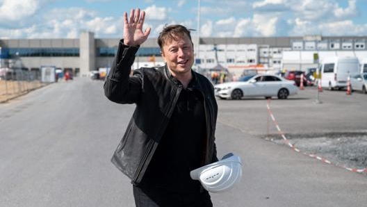 Elon Musk davanti alla fabbrica tedesca della Tesla. Afp