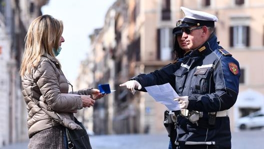 Un posto di controllo a piedi nel centro storico di Roma. LaPresse