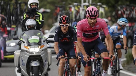 Filippo Ganna in maglia rosa e Geraint Thomas