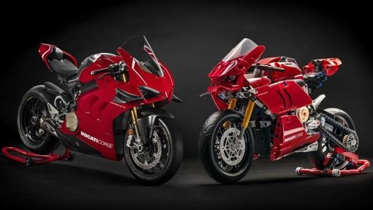 A sinistra la Panigale vera, a destra la versione Lego