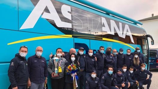 Il team alla fine della Tirreno-Adriatico. Beppe Martinelli è in secondo da sinistra, Federico Borselli con il trofeo in mano