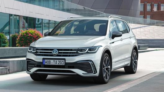 La nuova Tiguan Allspace si distingue per un frontale rinnovato e con dei fari che ora sono con tecnologia a matrice di Led IQ Light