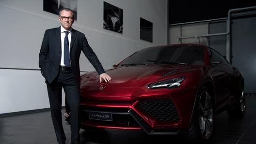 Stefano Domenicali ai tempi della Lamborghini con la Lamborghini Urus