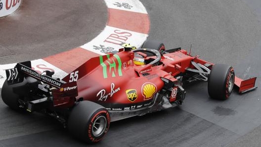 La Ferrari di Carlos Sainz durante le qualifiche del GP Monaco. Ap