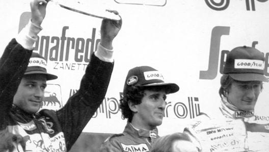 De Angelis sul podio del GP San Marino 1985 con Prost e Boutsen: Elio, 2° al traguardo, vincerà dopo la squalifica di Prost. Ansa