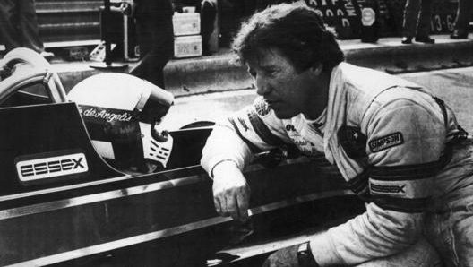 De Angelis parla con Mario Andretti durante il GP Spagna 1980. Ansa