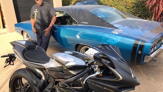 Carl Cox ammira il suo nuovo acquisto: una rara Mv Agusta F4 Claudio