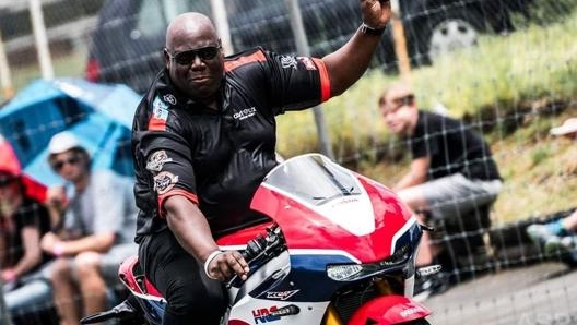 Carl Cox in sella alla sua Honda RC 213V-S. In garage ha anche una Ducati Desmosedici RR, l’altra MotoGP stradale