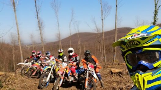 Un gruppo di motociclisti con moto da enduro, diverse dal cross per la presenza delle luci e della targa e per il cerchio posteriore da 19 pollici sulle moto da enduro e da 18 su quelle da cross che non sono però abilitate all’uso stradale