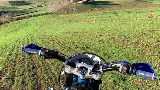 Una bellissimo prato in collina, paesaggio tipico e consueto per chi pratica enduro