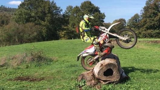 Il superamento di ostacoli come gradoni o grossi tronchi è una delle prerogative delle moto da enduro mentre quelle da cross si utilizzano in circuiti chiusi fatte di rampe e atterraggi ben definiti