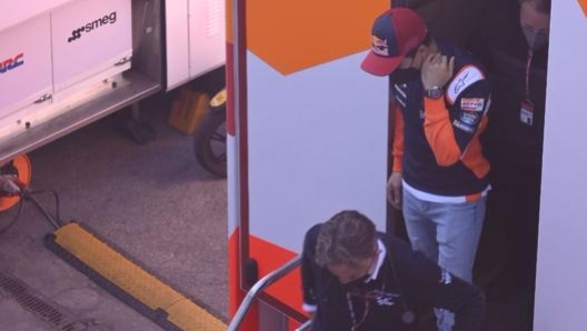 Marc Marquez esce dal motorhome Honda. Ianieri