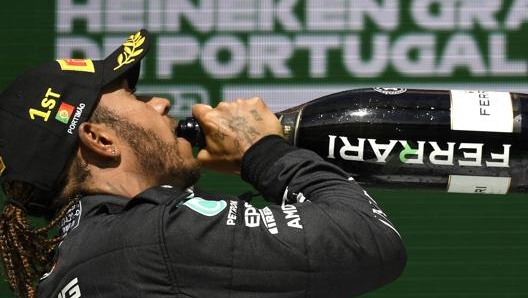 Lewis Hamilton festeggia sul podio di Portimao, Lapresse