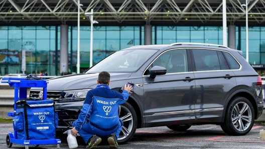 Lavare l’auto con prodotti giusti, esternamente e internamente