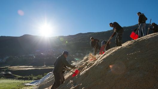 I lavori di snowfarming a Livigno, in Lombardia