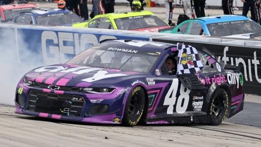 Alex Bowman festeggia la vittoria di Dover