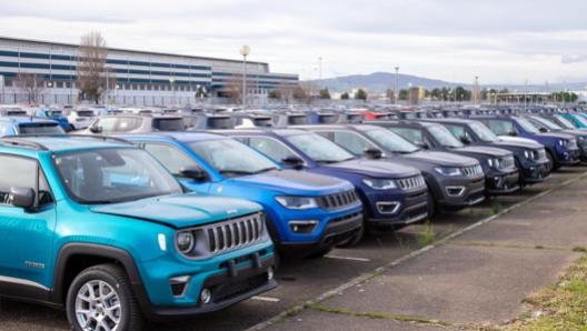 Un piazzale pieno di Jeep pronte a essere inviate ai concessionari. Ansa