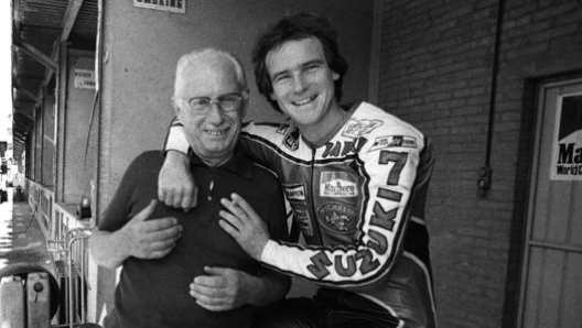 Checco Costa e Barry Sheene in un sincero abbraccio, perché Checco è stato considerato un amico da tutti i piloti