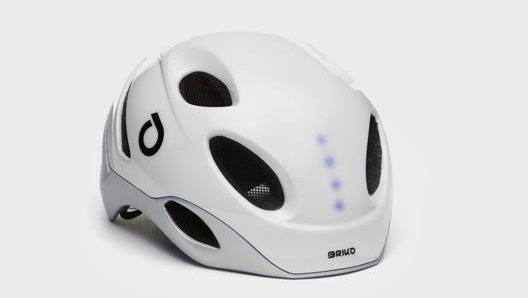 Il casco Briko E-One Led integra tre fasci di luci: uno all’anteriore, due al posteriore