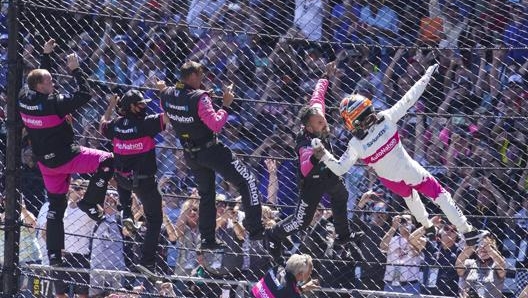 Spiderman Castroneves festeggia alla sua maniera col pubblico di Indy. Afp