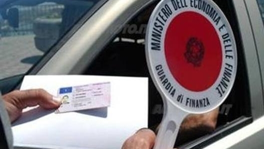 Il controllo della Guardia di Finanza ad un conducente