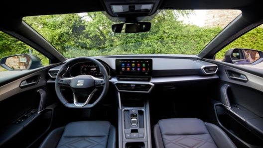 L'abitacolo con il display per l’infotainment