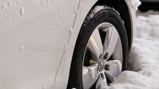 Spetta alle regioni individuare le strade soggette a neve e gelo, per le quali scatta l’obbligo delle dotazioni invernali