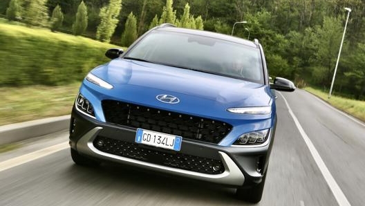 Hyundai Kona mild-hybrid da 120 Cv con cambio manuale a 6 rapporti tocca i 180 km/h di velocità massima