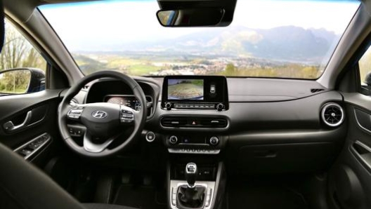 L’abitacolo di Hyundai Kona con cruscotto digitale da 10,25 pollici e schermo centrale della medesima dimensione