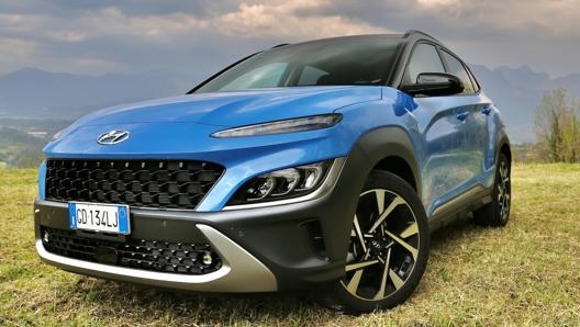 Hyundai Kona 1.0 T-Gdi mild hybrid benzina molta il cambio manuale iMT a 6 rapporti