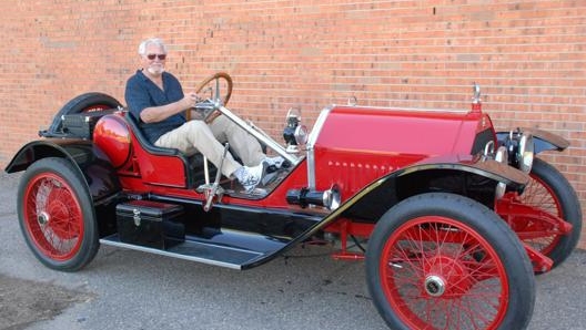 Clive Cussler sulla sua Stutz Bearcat del 1913. Museo Cussler