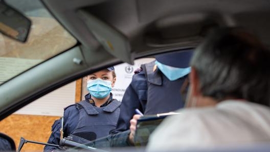 Un controllo della polizia a Milano. Ansa