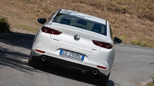 La Mazda 3 Sedan ha un bagagliaio da 450 litri di capacità minima