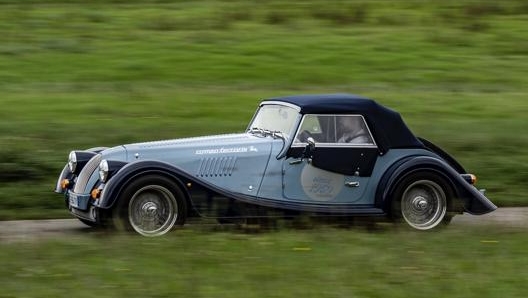 La carrozzeria in tinta bicolore e la capote manuale in tela contribuiscono a definire l’immagine di un’auto classica