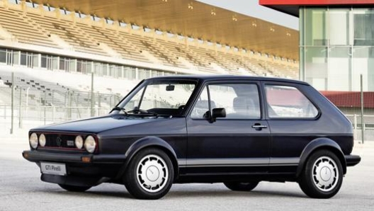 Molto ricercata tra i collezionisti la VW Golf Gti prima serie, disegnata da Giorgetto Giugiaro; qui la versione Pirelli che ha i caratteristici cerchi marcati con la “P” del costruttore italiano di pneumatici