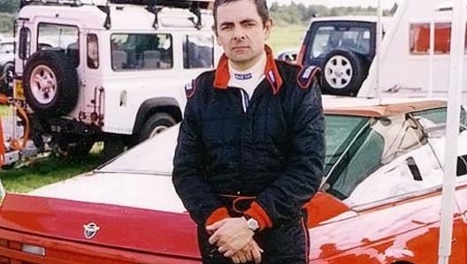 Rowan Atkinson accanto alla sua Aston Martin