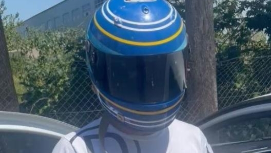 Norberto Fontana, 46 anni, mostra il casco ritrovato dopo 23 anni (foto @norbertofontana)