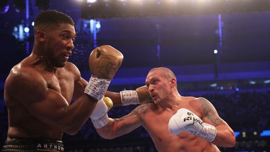 Oleksandr Usyk colpisce Anthony Joshua a Londra. Getty