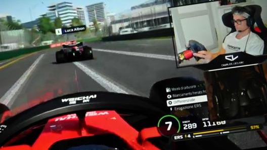 Charles Leclerc (nel riquadro) durante un Virtual GP di Formula 1. Ne ha già vinti due nelle scorse settimane. Afp