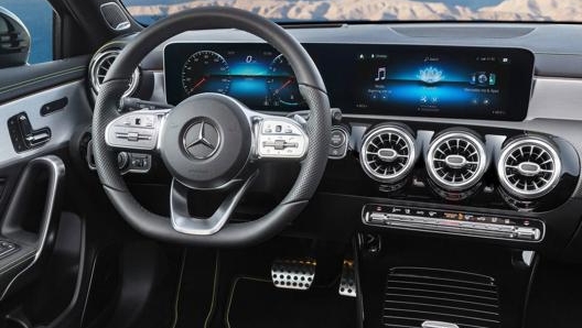 Gli interni di Mercedes Classe A con il doppio display del sistema Mbux