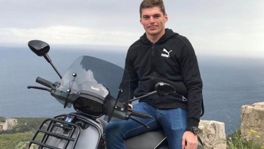 Max Verstappen sulla Vespa personalizzata