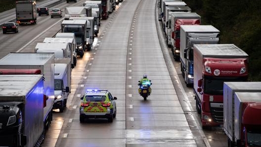 La polizia stradale britannica impegnata in controlli sulla M20. Getty