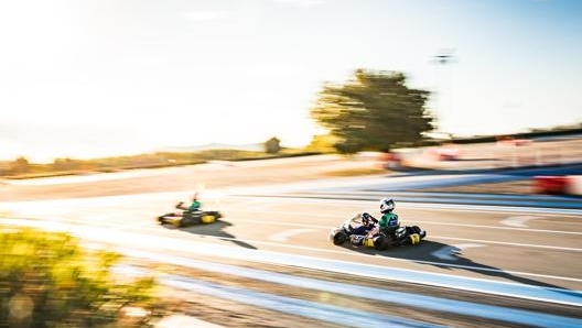 Due ragazze in pista con i kart. Foto: Morgan Mathurin