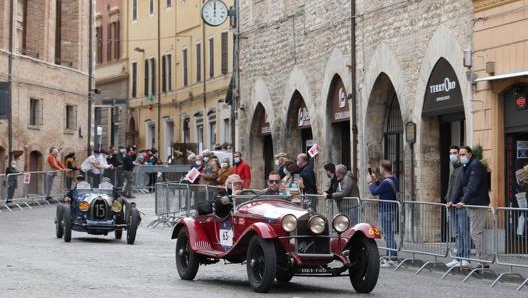 In mascherina a guardare la Milla Miglia passare. Ansa