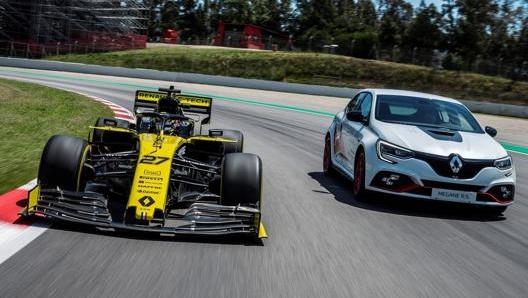 La Renault RS Trophy accanto alla monoposto di F1 firmata Renault