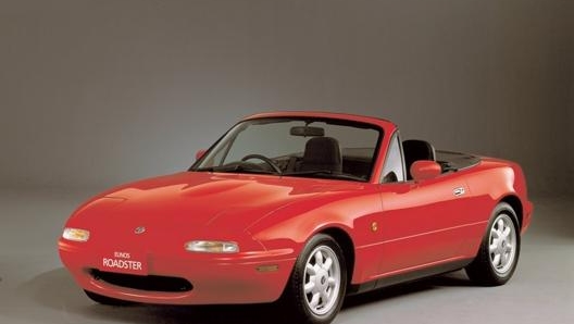 La NA, prima e mitica versione della Mazda MX-5. Su alcuni mercati era venduta con i nomi di Miata o Eunos