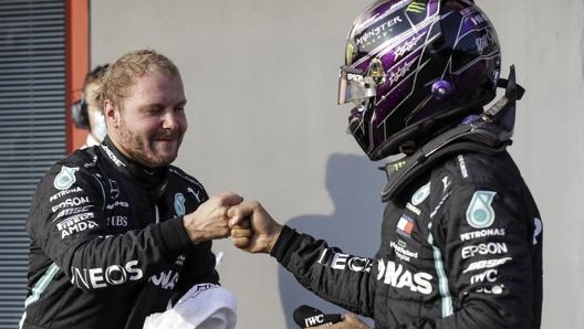 Lewis Hamilton (a des) si complimenta con Bottas (a sin)