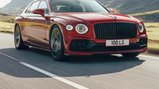 Arriverà in Europa e Inghilterra a fine 2020 la nuova Bentley Flying Spur V8, con un prezzo a partire da circa 240.000 euro.