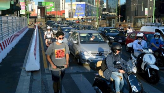 Monopattini, scooter e automobili in colonna a Milano. Ansa