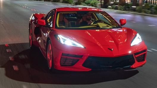 Tanta schiena ai regimi medi per il V8 che spinge la Corvette